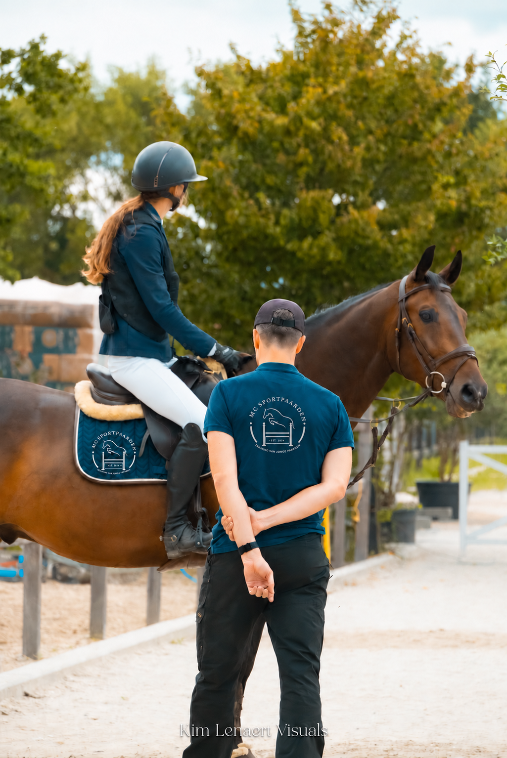 Ruiter en begeleider met een sportpaard van MC Sportpaarden